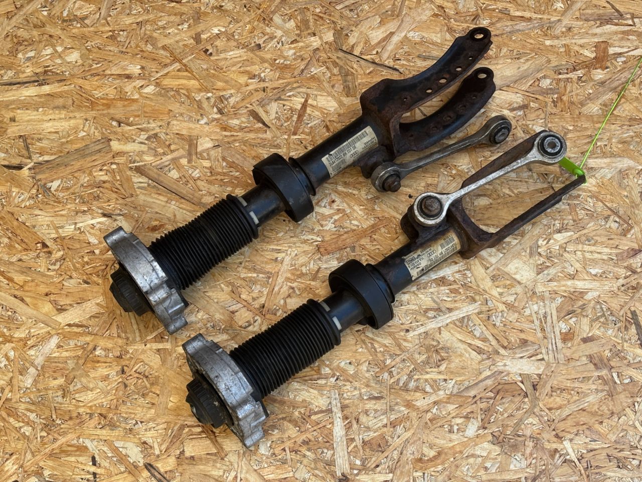 амортизатор передний Audi Q7 4L 2008, 4.2 л., BAR, бензин, АКПП, внедорожник 5 дв., 7L8413031K, 7L8413032K, 7L8413031G, 7L8413031J, 7L8413031E, 7L8412021BH, 7L8412022BH - фото №1