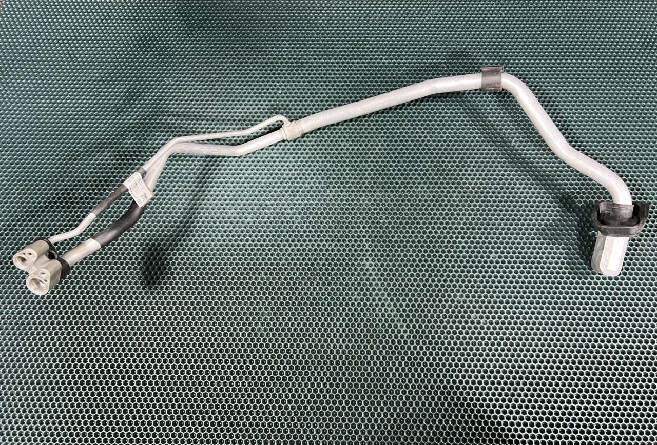 трубка кондиционера Audi A5 F5 2018, 2.0 л., CYRB, бензин, АКПП, купе, 8W6816738B - фото №1