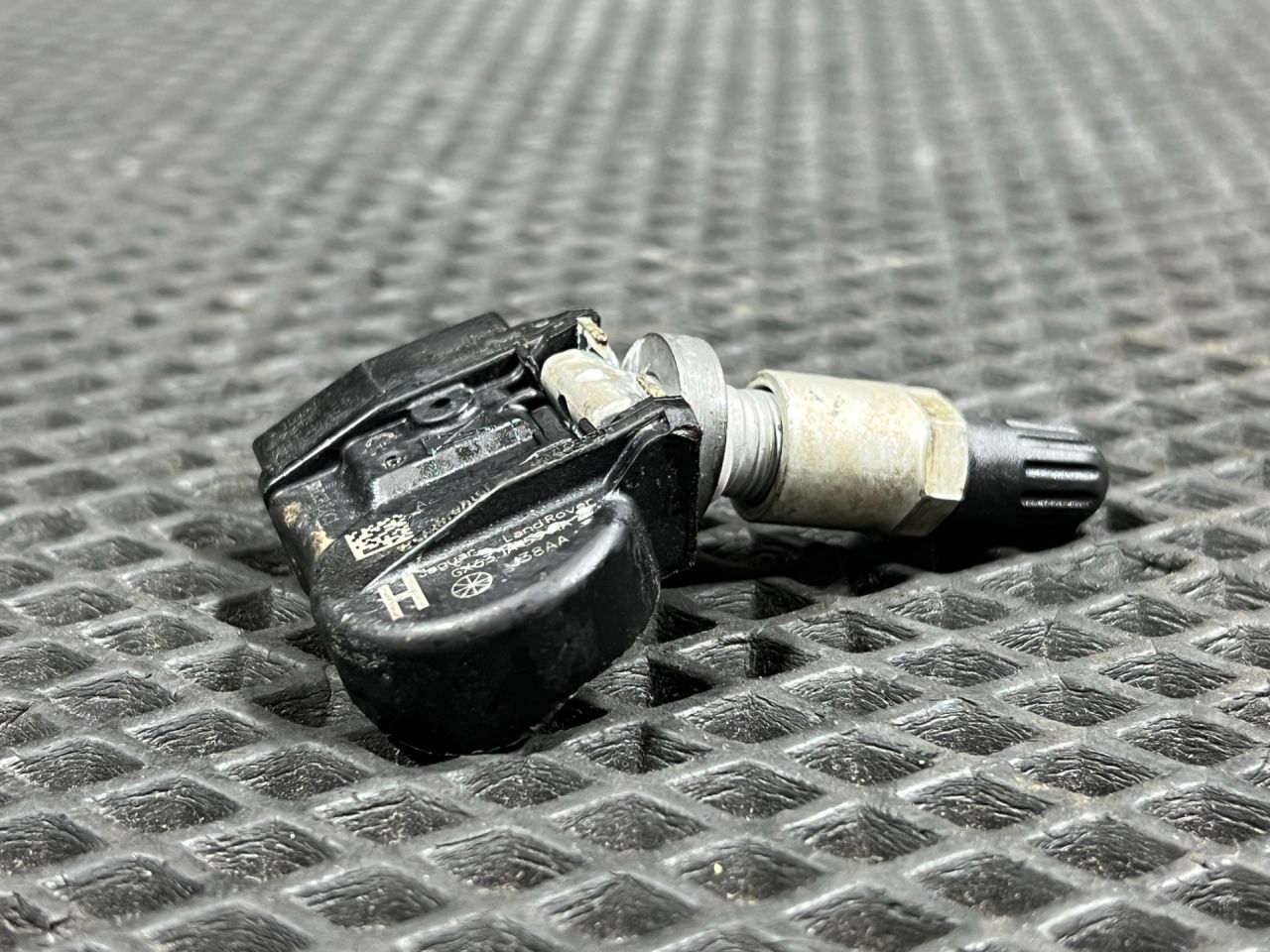 датчик давления в шине Land Rover Range Rover Velar 1 поколение 2019, 2.0 л., бензин, АКПП, внедорожник 5 дв., FW931A159AB, GX631A159AA, C2D47173, LR070840, LR031712, LR058023, LR066378 - фото №1