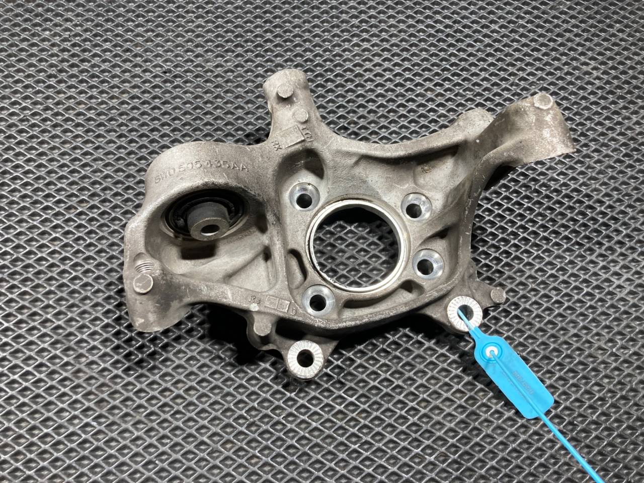 кулак задний левый Audi A5 F5 2018, 2.0 л., бензин, АКПП, купе, 8W0505435AA, 8W0505459D, 8W0505431Q - фото №1