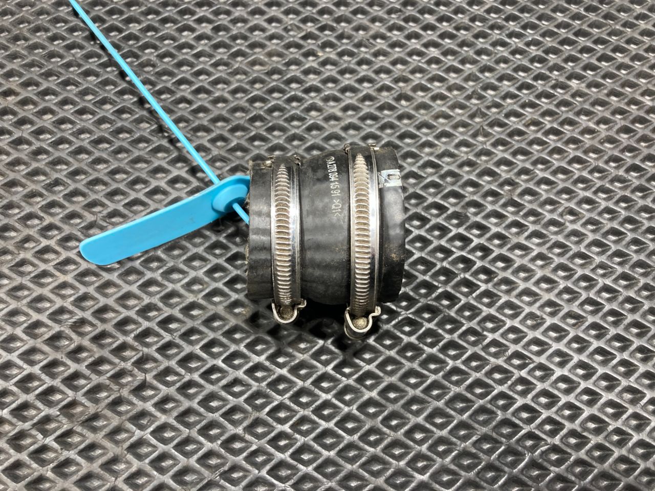 патрубок (трубопровод, шланг) Mercedes-Benz GL-Класс X166 2014, 4.7 л., M 278.928, бензин, АКПП, внедорожник 5 дв., A2780941591 - фото №1