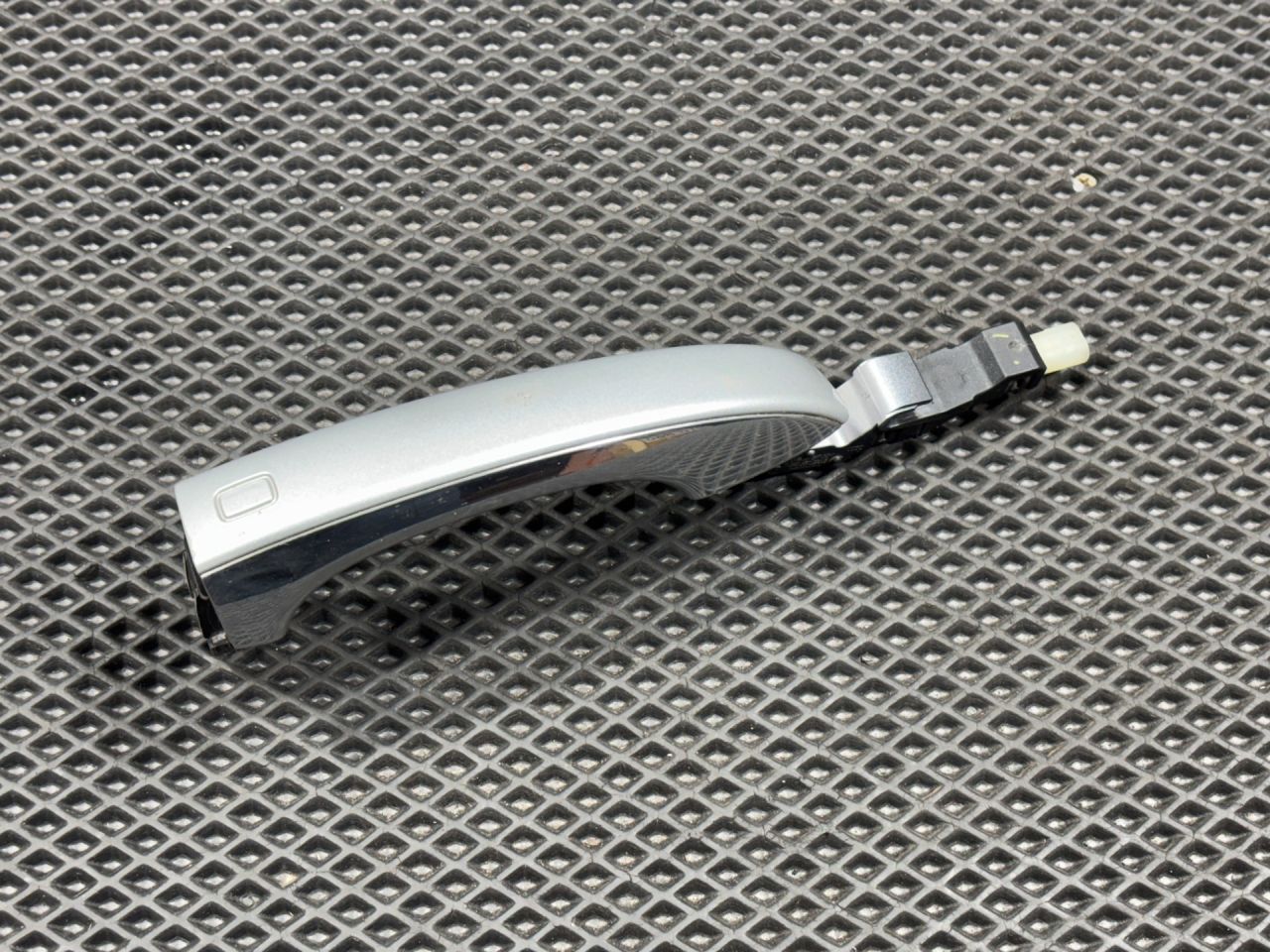 ручка наружная задняя левая Audi A8 D4/4H 2012, 4.2 л., CDRA, бензин, АКПП, седан, 4H0837205B - фото №1