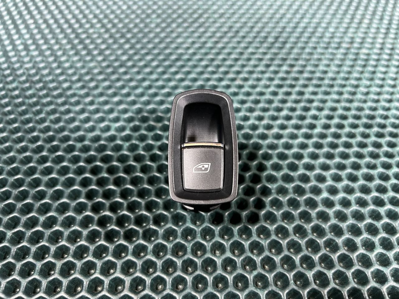 кнопка стеклоподъемника двери Porsche Macan 1 поколение 95B 2015, 3.0 л., MCT.MA, бензин, АКПП, внедорожник 5 дв., 7PP959855C - фото №1