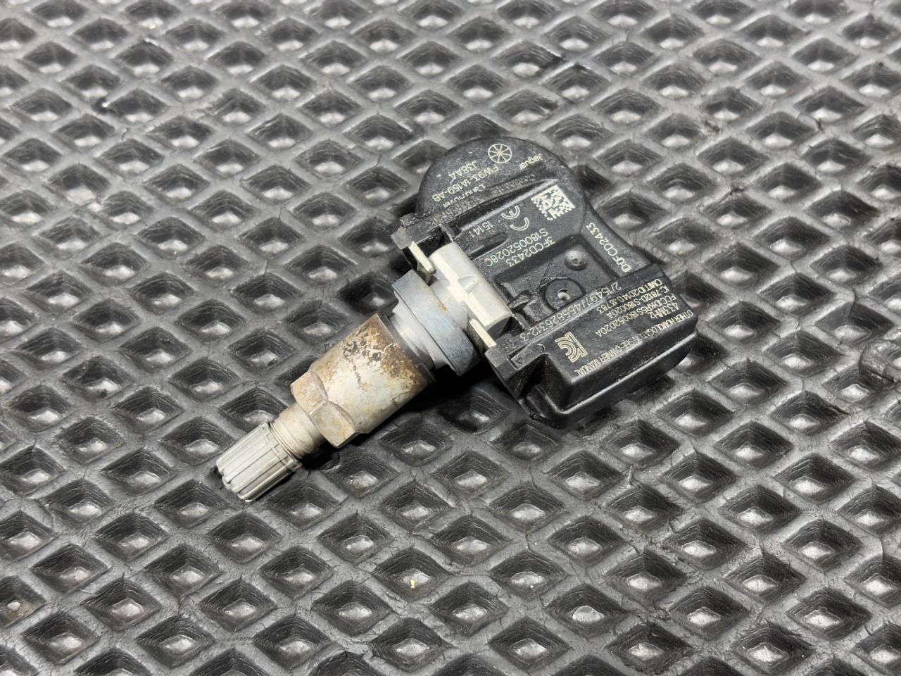 датчик давления в шине Land Rover Range Rover Velar 1 поколение 2019, 2.0 л., бензин, АКПП, внедорожник 5 дв., FW931A159AB, GX631A159AA, C2D47173, LR070840, LR031712, LR058023, LR066378 - фото №1