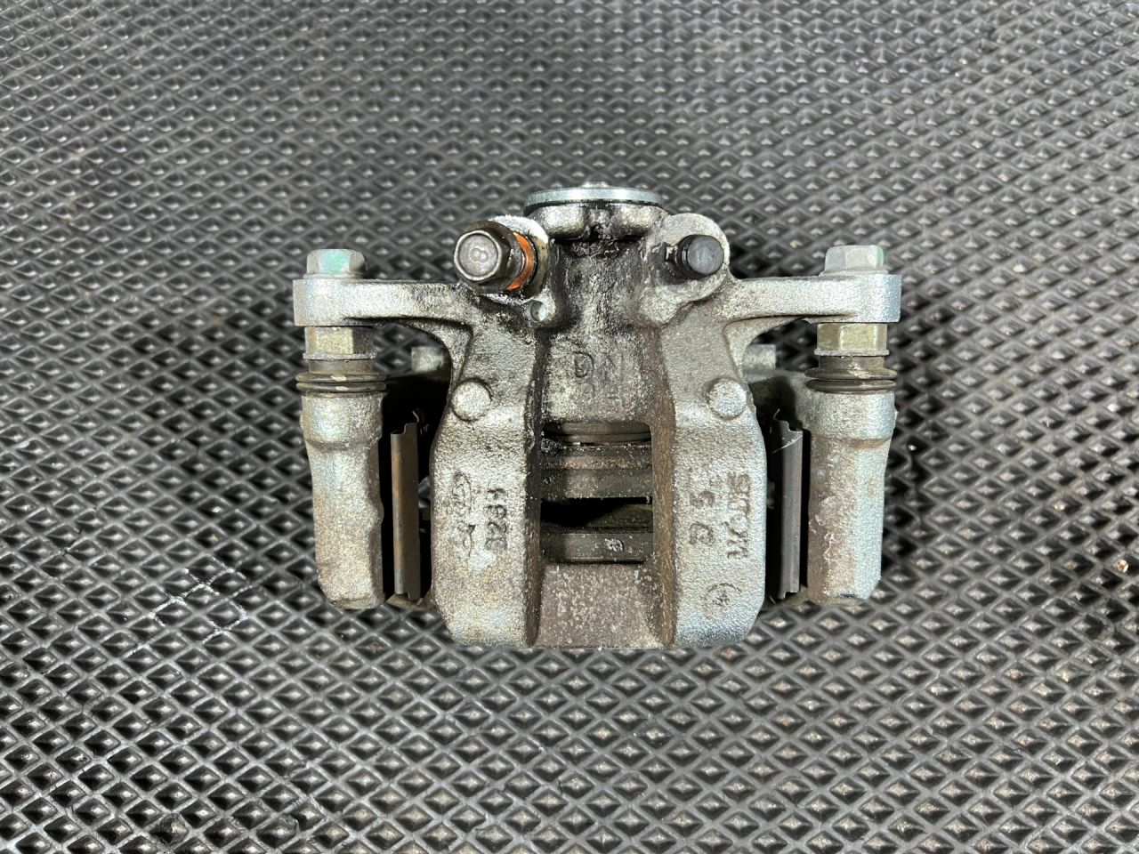 суппорт задний правый Hyundai Tucson 4 поколение 2024, 2.5 л., G4KN, бензин, АКПП, внедорожник 5 дв., 58230N9150 - фото №1