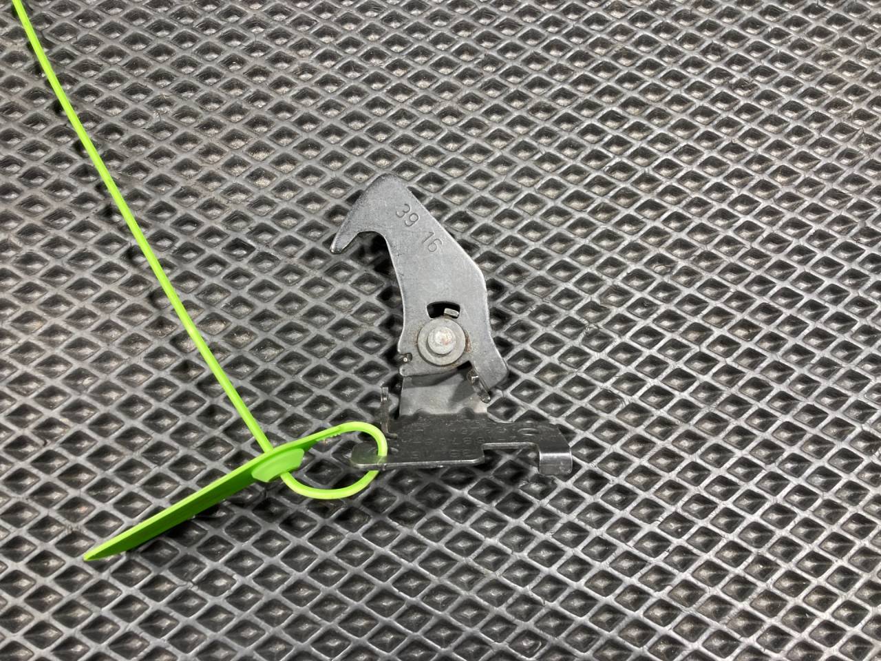 захватный крюк капота Jaguar XF X260 260 2016, 3.0 л., AJ 126, бензин, АКПП, седан, DK6216B766AE, T2H41039 - фото №1