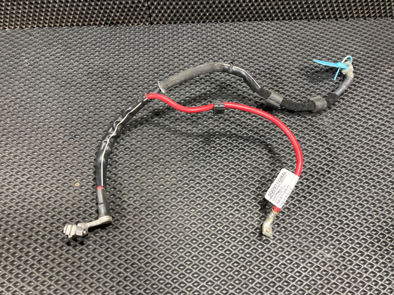 плюсовой провод аккумулятора Volkswagen Taos 1 поколение 2021, 1.5 л., DNK, бензин, АКПП, внедорожник 5 дв., 5Q0971228AL - фото №1