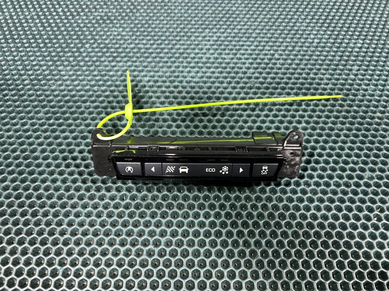 кнопка (выключатель) Jaguar XE 1 поколение 2015, 2.0 л., 204PT, бензин, АКПП, седан, T2H19784, T2H18650, T2H2750, T2H28045, GX7314B790AK - фото №1