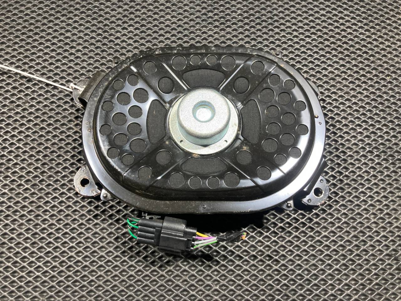 сабвуфер Land Rover Discovery 5 поколение 2019, 3.0 л., бензин, внедорожник 5 дв., HY3218808AB, LR081486 - фото №1