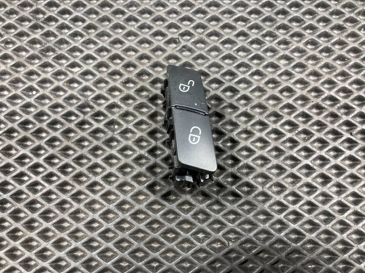 кнопка центрального замка Mercedes-Benz GL-Класс X166 2012, 4.7 л., M 278.928, бензин, АКПП, внедорожник 5 дв., A2049058402 - фото №1