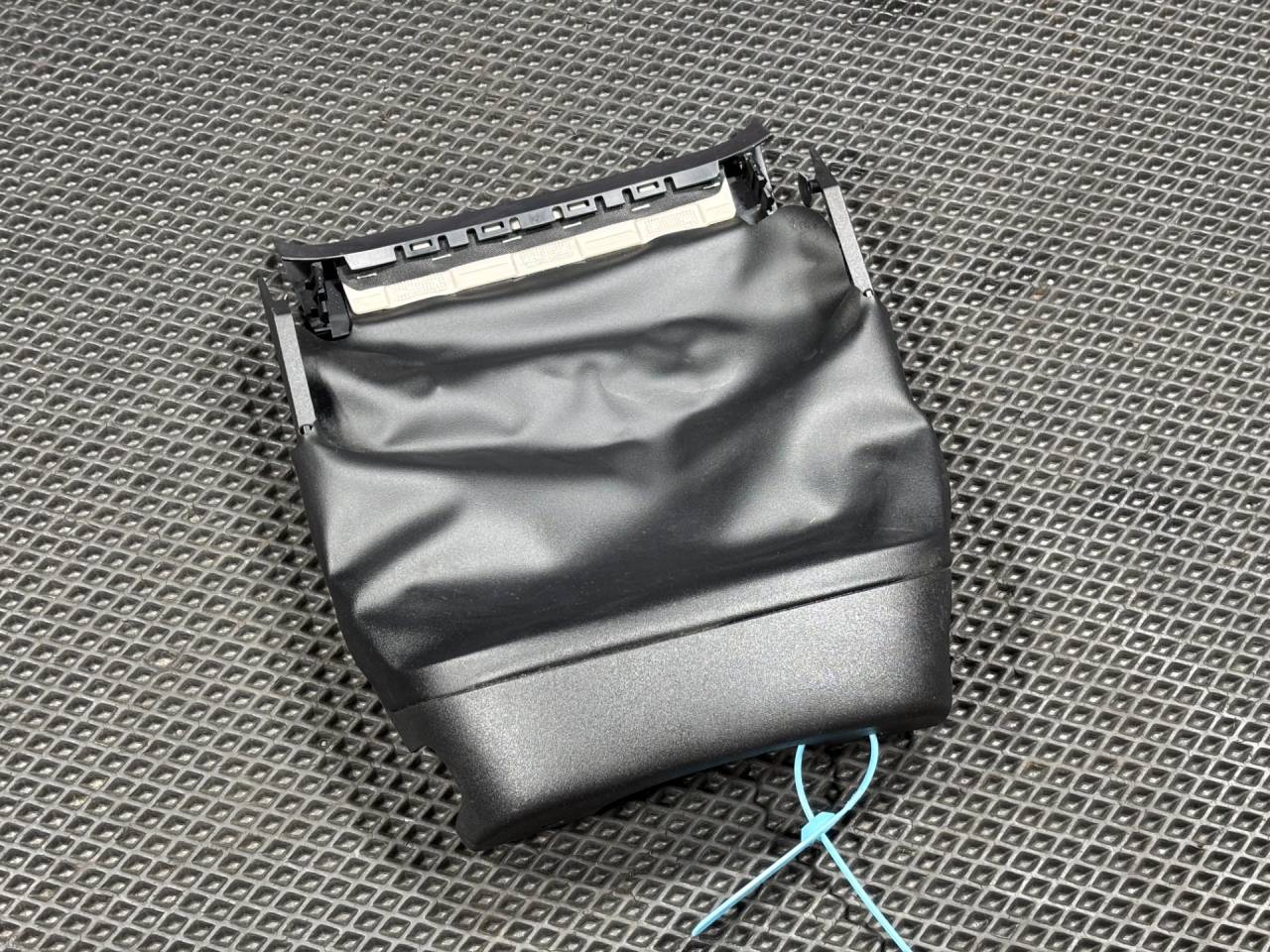 кожух рулевой колонки Ford Bronco Sport 1 поколение 2021, 1.5 л., бензин, АКПП, внедорожник 5 дв., LJ6B3530BC3ZHE, LJ6B-3530-B - фото №1