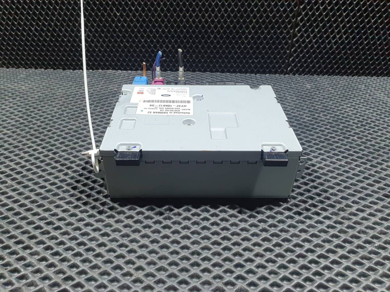 блок радио Jaguar F-Pace 1 поколение 2017, 2.0 л., бензин, АКПП, внедорожник 5 дв., HY3218K812DE, HX6318K812DD, T4A31398, LR087076 - фото №1