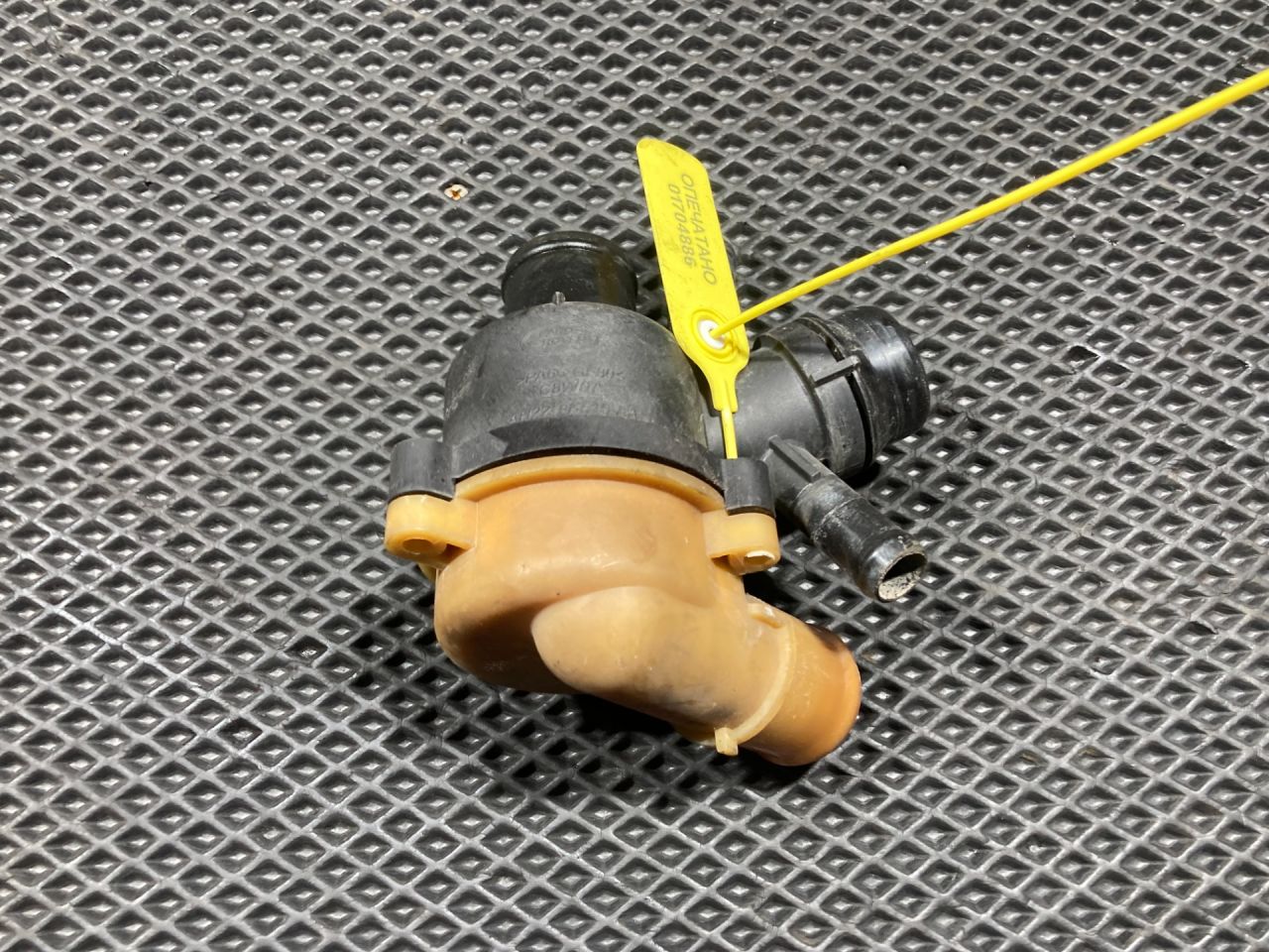 термостат Land Rover Range Rover Sport 2 поколение 2016, 3.0 л., 306DT, дизель, АКПП, внедорожник 5 дв., FPLA8575FE, AH228K515AA, LR039254, LR062085, LR039256, LR085946 - фото №1