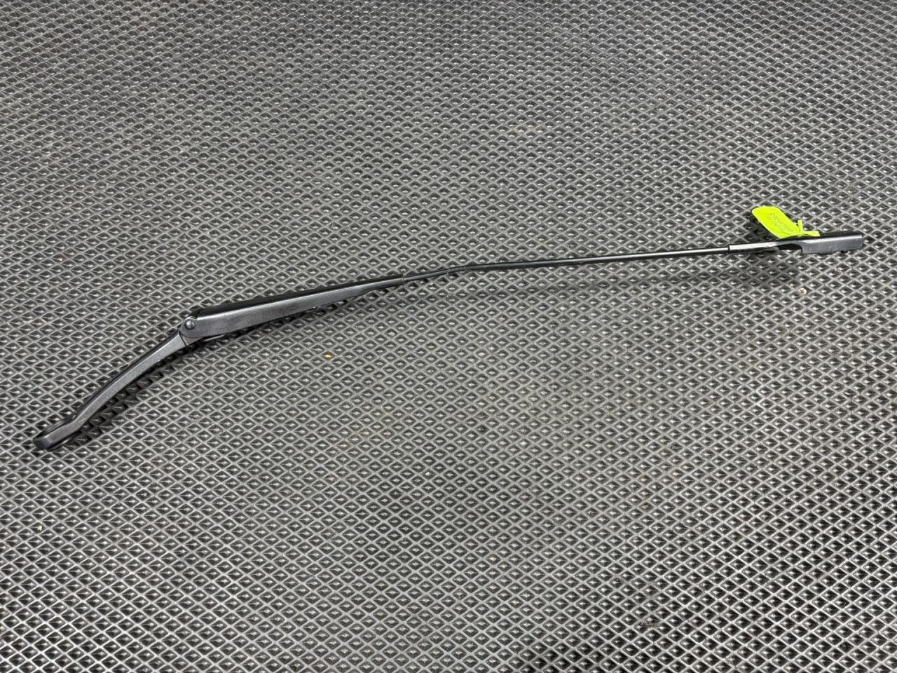 щеткодержатель (поводок стеклоочистителя, дворник) Porsche Macan 1 поколение 95B 2017, 3.0 л., MCT.MA, бензин, АКПП, внедорожник 5 дв., 95B955408 - фото №1