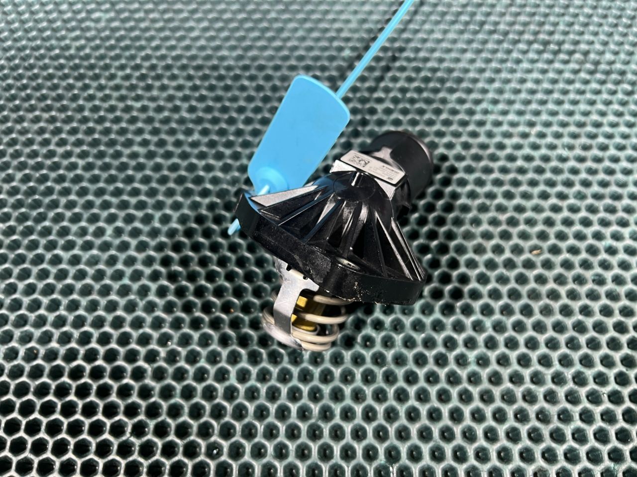 термостат Chevrolet Trax 2 поколение 2024, 1.2 л., бензин, АКПП, внедорожник 5 дв., 25205415 - фото №1