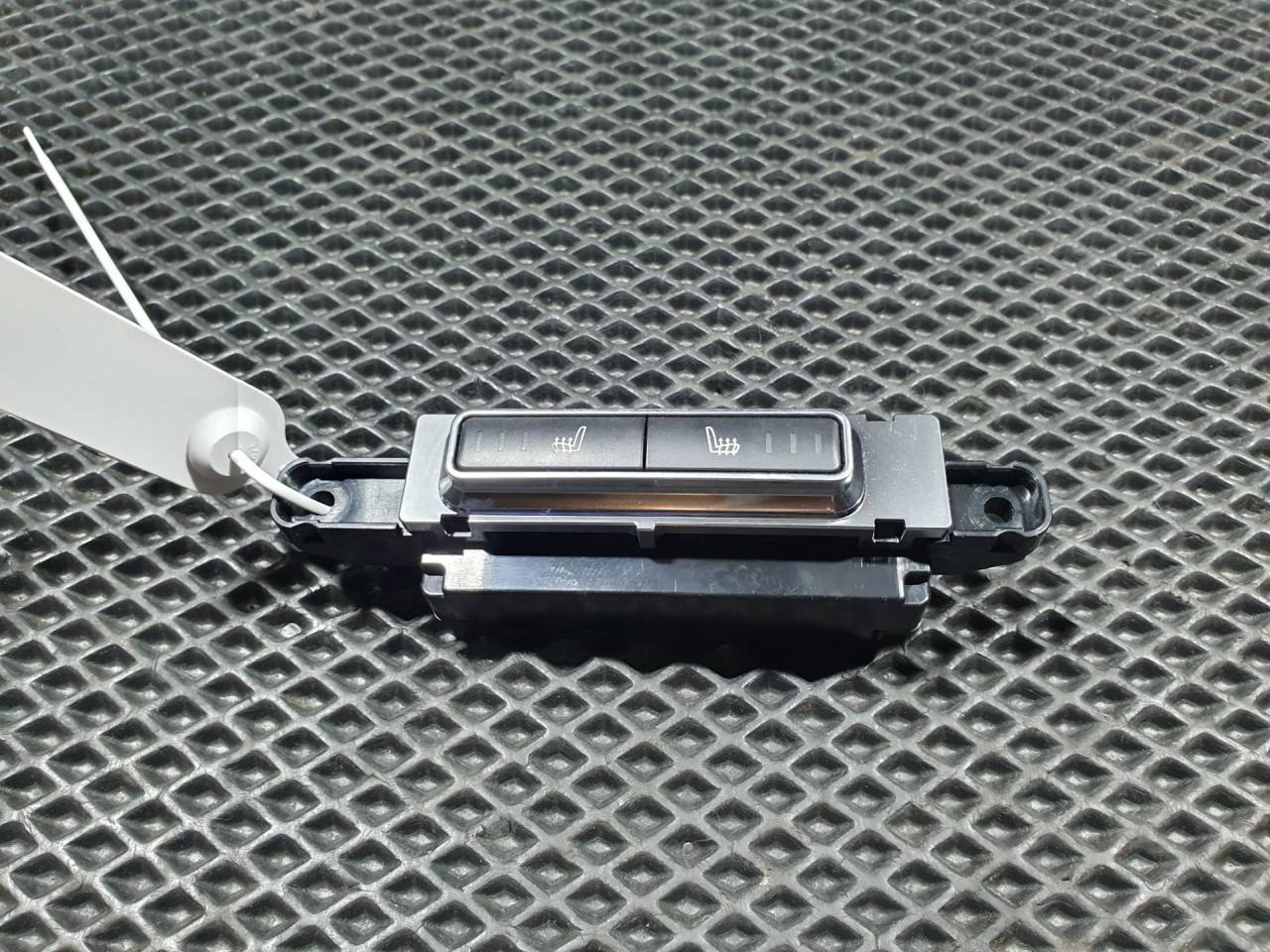 кнопка обогрева сидений Jaguar XE 1 поколение 2016, 3.0 л., AJ 126, бензин, АКПП, седан, GX7314D694AB, T2H3242 - фото №1