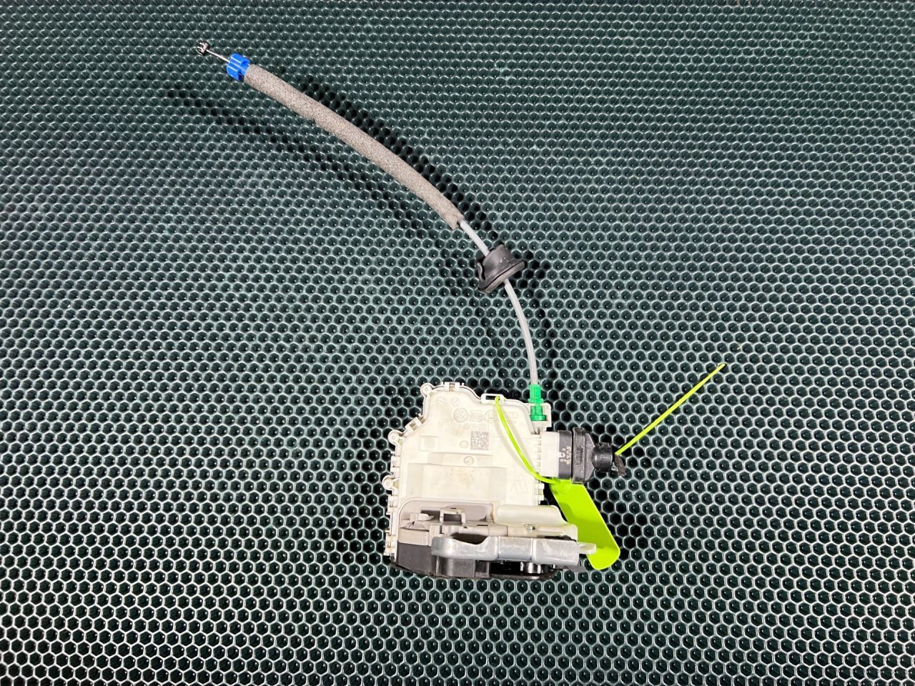 замок двери задней правой Audi A4 B9 2018, 2.0 л., CVKB, бензин, МКПП, седан, 8X0839016D - фото №1