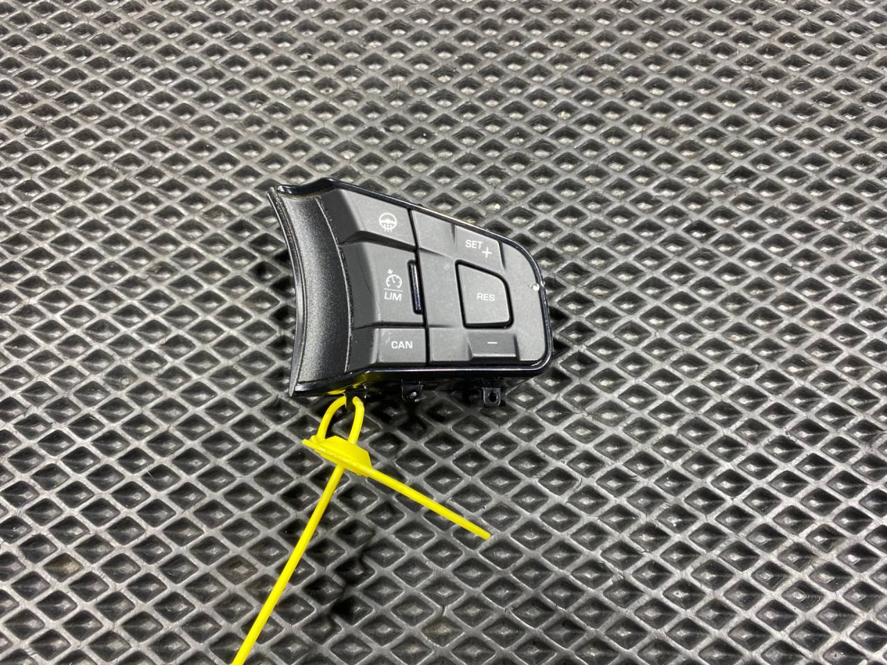 кнопки управления на руле Jaguar XE 1 поколение X760 2017, 3.0 л., бензин, АКПП, седан, GX5313D767GB, T2R11155, T2R1173, T2R13475, T2R16358, T2R18653, T2R9571 - фото №1