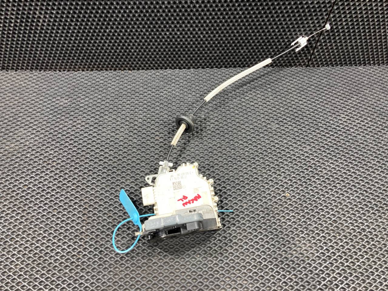 замок двери задней левой Porsche Macan 1 поколение 2015, 3.0 л., MCT.MA, бензин, АКПП, внедорожник 5 дв., 8K0839015G - фото №1