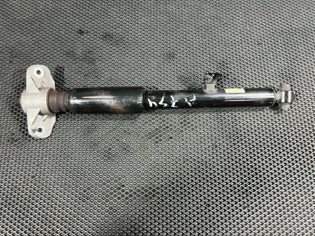 амортизатор задний левый Genesis G70 1 поколение 2019, 2.0 л., G4KL, бензин, АКПП, седан, 55300-G9210 - фото №1