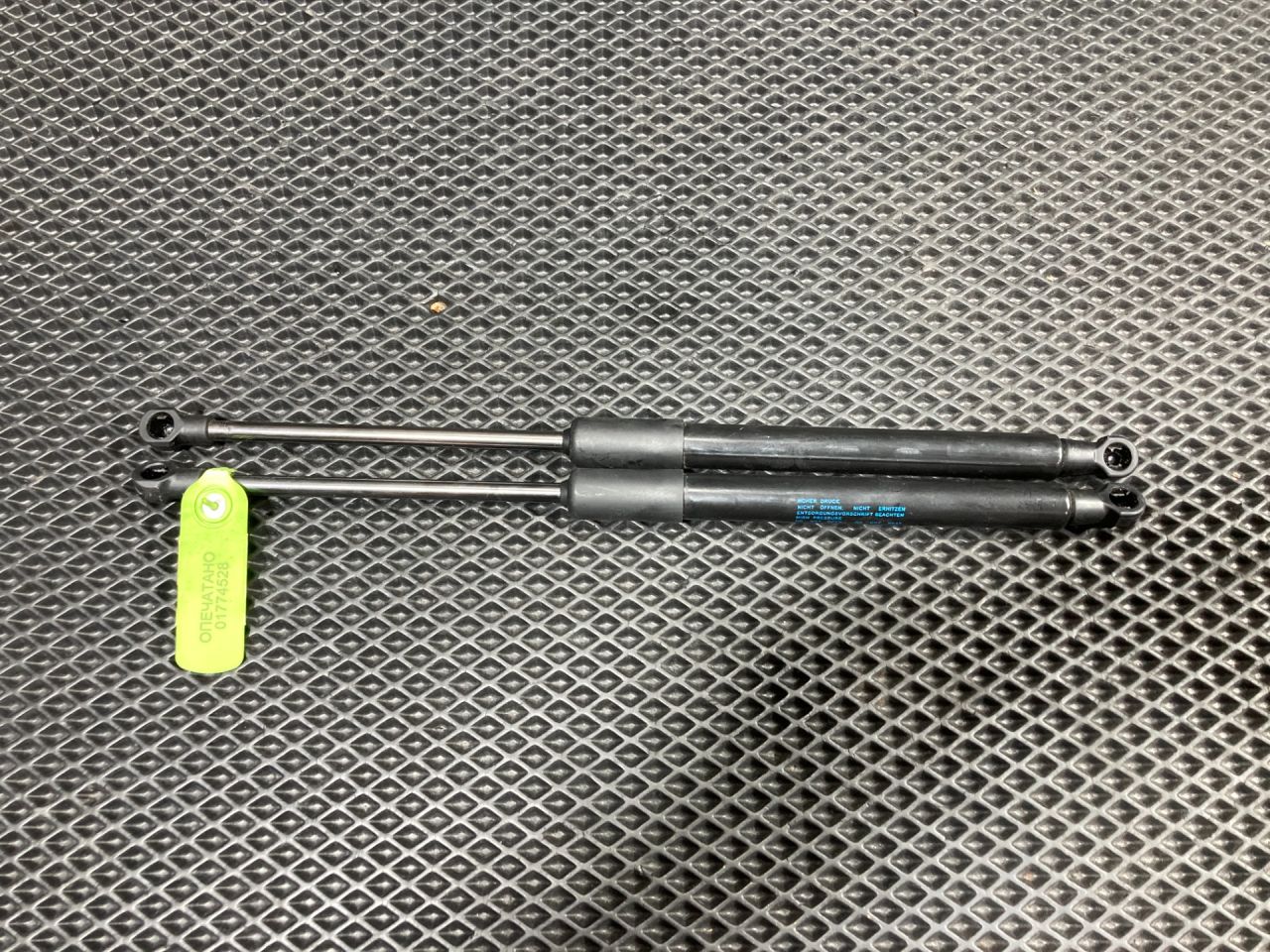 амортизатор капота Audi A4 B9 2018, 2.0 л., бензин, АКПП, седан, 8W0823359B - фото №1