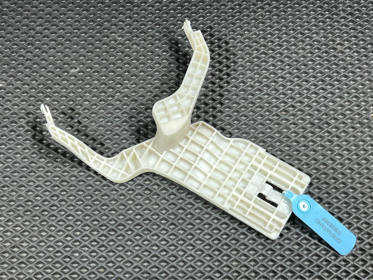 кронштейн (крепление) Genesis G70 1 поколение 2019, 2.0 л., G4KL, бензин, АКПП, седан, 83484-G9000 - фото №1