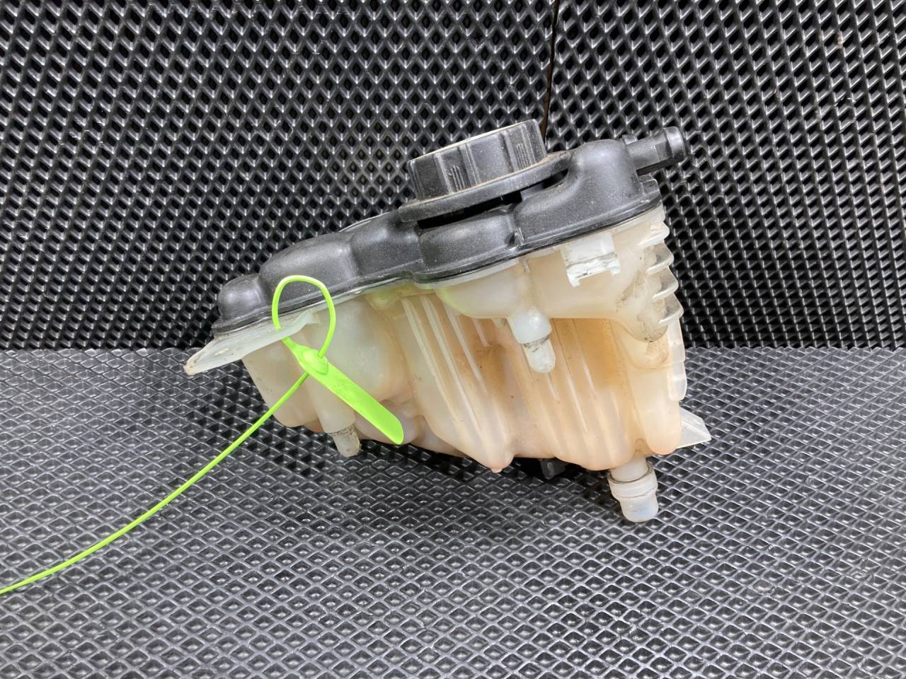 бачок расширительный Jaguar F-Pace 1 поколение X761 2016, 3.0 л., AJ 126, бензин, АКПП, внедорожник 5 дв., GX738A080AC, T2H4044, T2H42508, T2H19682 - фото №1