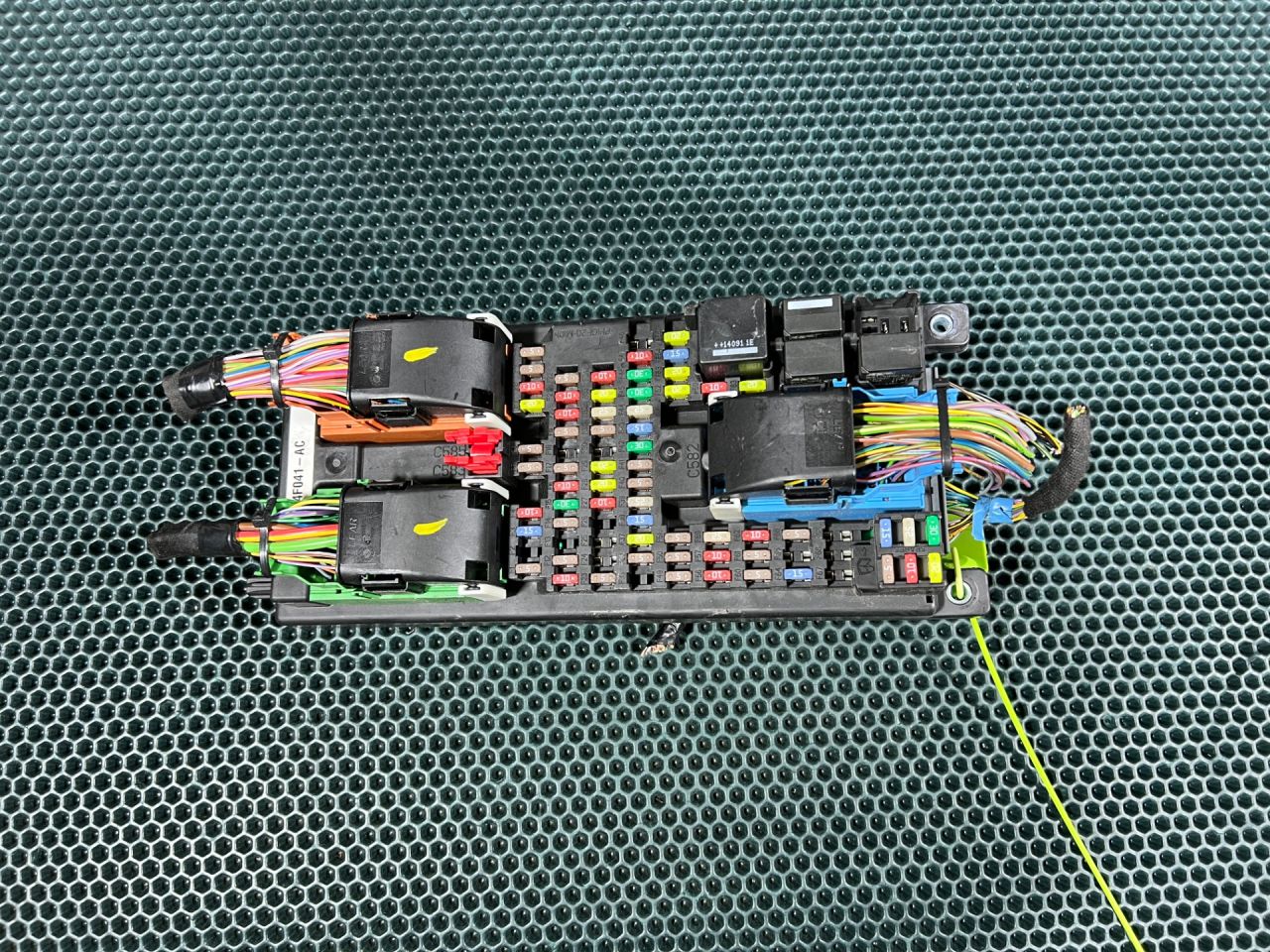 блок предохранителей Land Rover Range Rover Sport 2 поколение L494 2014, 3.0 л., 306PS, бензин, АКПП, внедорожник 5 дв., LR068360, LR042132, DK6214F041AC - фото №1