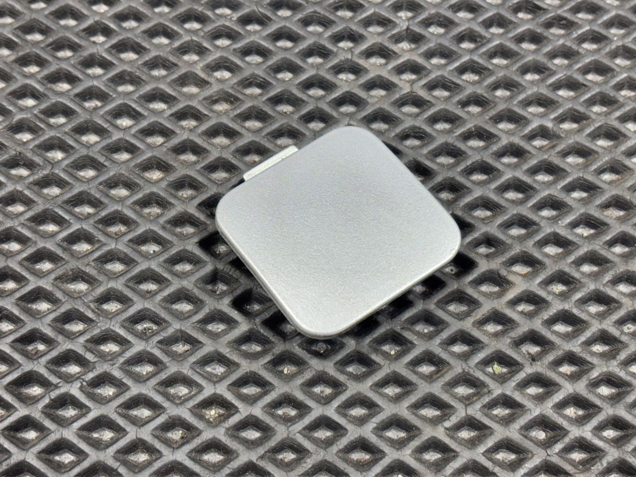 заглушка заднего бампера под крюк Mercedes-Benz S-Класс W221 2006, 5.5 л., M 273.961, бензин, седан, A2218851123 - фото №1