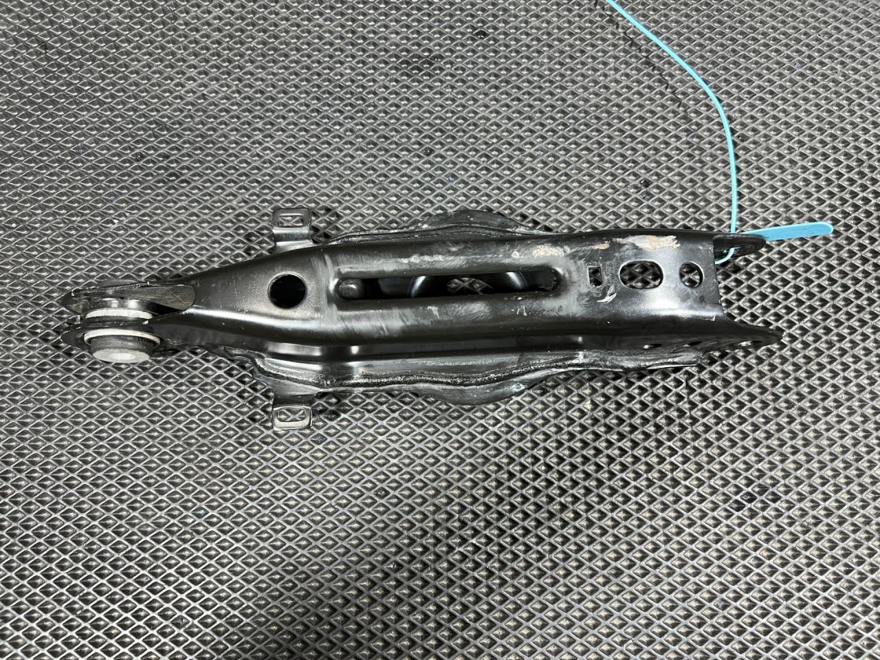 рычаг задний левый Ford Mustang Mach-E 1 поколение 2023, электро, внедорожник 5 дв., LJ9C-5B530-AC - фото №1