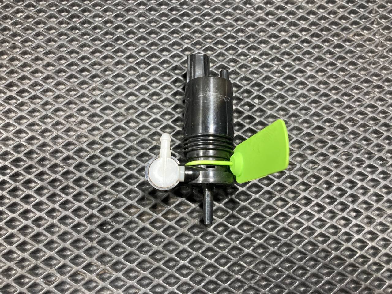 насос (моторчик) омывателя стекла Land Rover Range Rover Sport 2 поколение 2016, 3.0 л., 306PS, бензин, АКПП, внедорожник 5 дв., 1020132002, LR079904 - фото №1