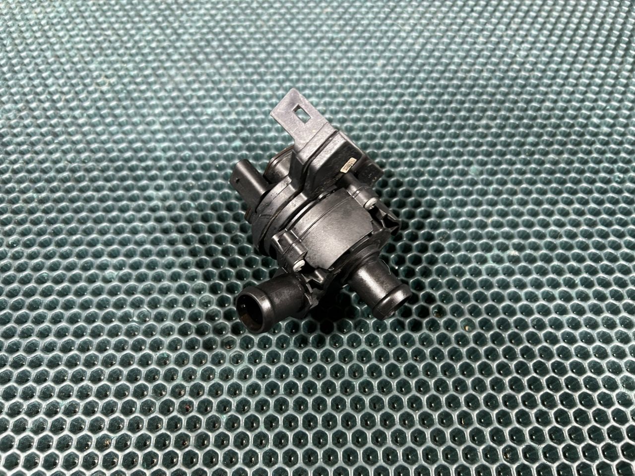 насос антифриза дополнительный Jaguar F-Pace 1 поколение 2018, 2.0 л., бензин, АКПП, DX2318D474AC, LR049317, T2H2556, 0392023249 - фото №1