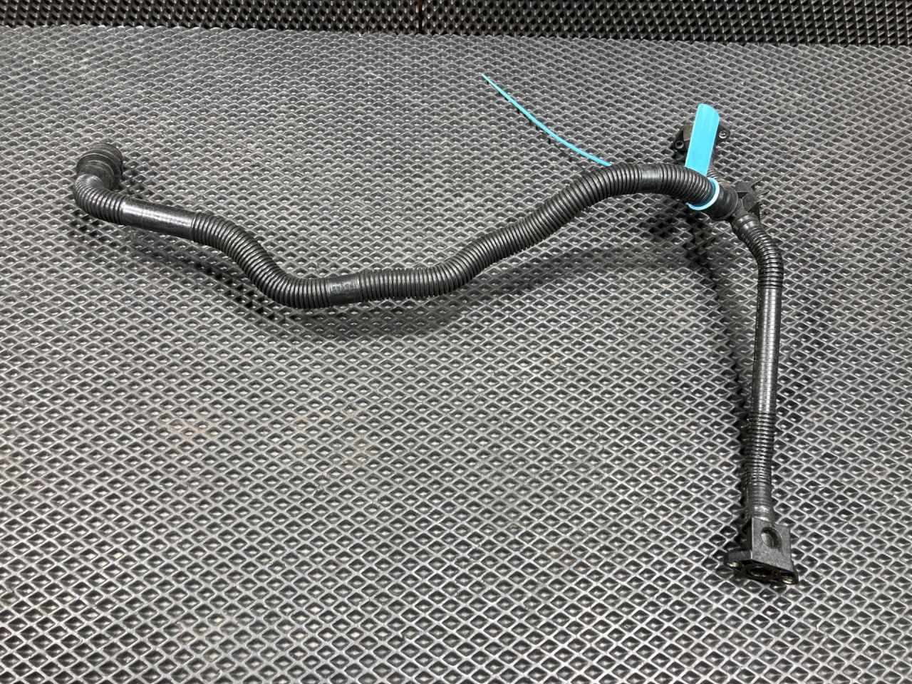 трубка вентиляции картерных газов Audi A6 4G/C7 2012, 3.0 л., CGWB, бензин, АКПП, седан, 06E131848H - фото №1