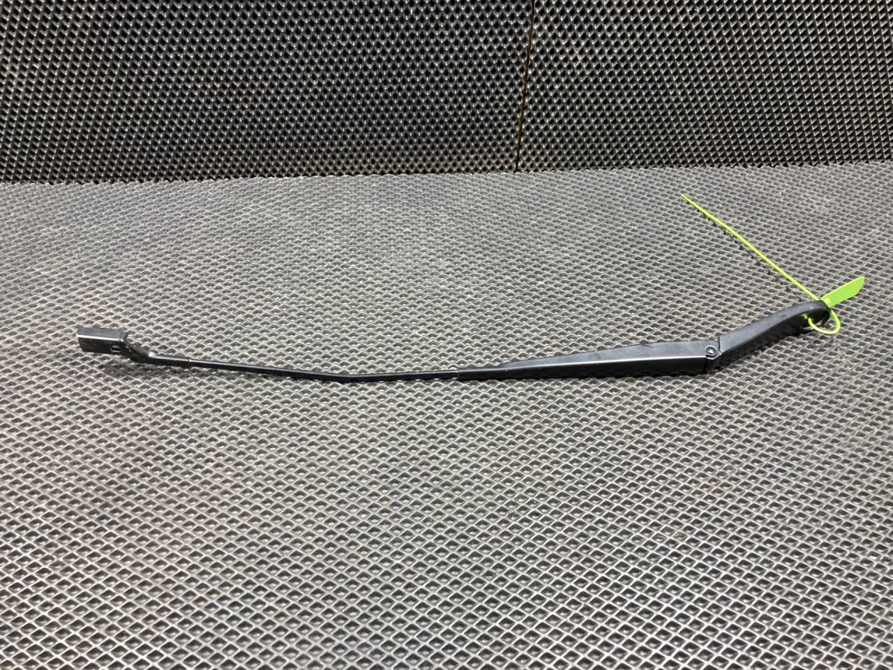 щеткодержатель (поводок стеклоочистителя, дворник) Jaguar XE 1 поколение X760 2016, 3.0 л., AJ 126, бензин, АКПП, седан, GX7317527BC, W000059093, T4N1183 - фото №1