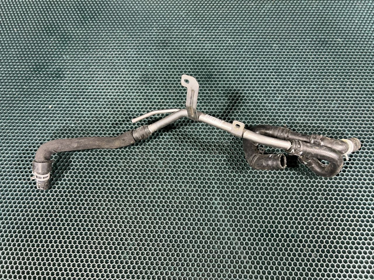 трубка охлаждающей жидкости Porsche Macan S 1 поколение 2015, 3.0 л., MCT.MA, бензин, АКПП, внедорожник 5 дв., 95B819350A, 95B121065B, 95B121049H - фото №1