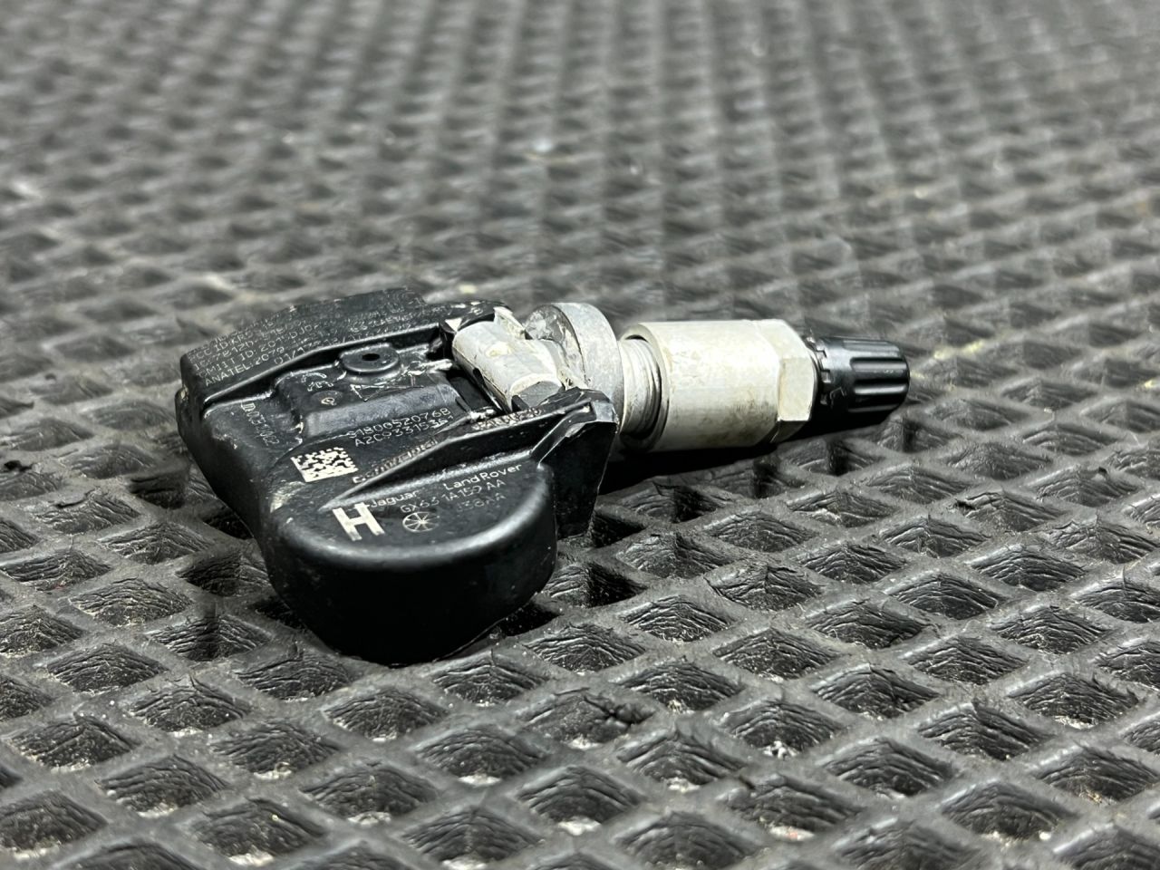 датчик давления в шине Land Rover Range Rover Velar 1 поколение 2019, 2.0 л., бензин, АКПП, внедорожник 5 дв., FW931A159AB, GX631A159AA, C2D47173, LR070840, LR031712, LR058023, LR066378 - фото №1