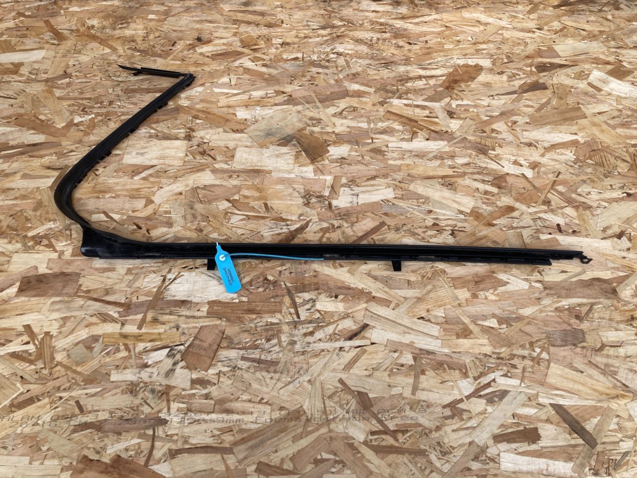 молдинг двери задней правой Land Rover Discovery 5 поколение L462 2017, 3.0 л., 306PS, бензин, АКПП, внедорожник 5 дв., LR082987 - фото №1