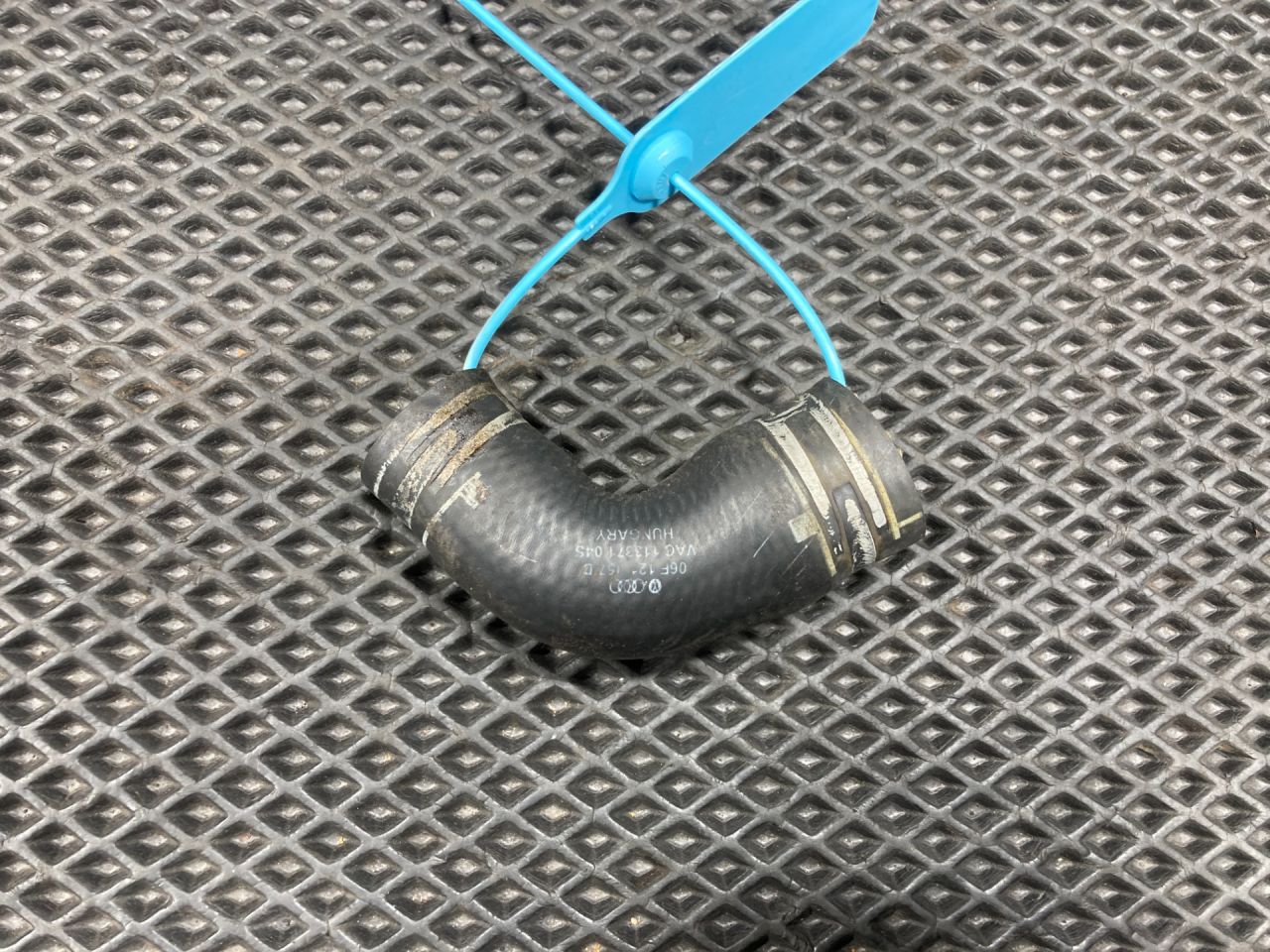 патрубок (трубопровод, шланг) Audi A4 B7 2006, 2.0 л., BWT, бензин, 06F121057D - фото №1