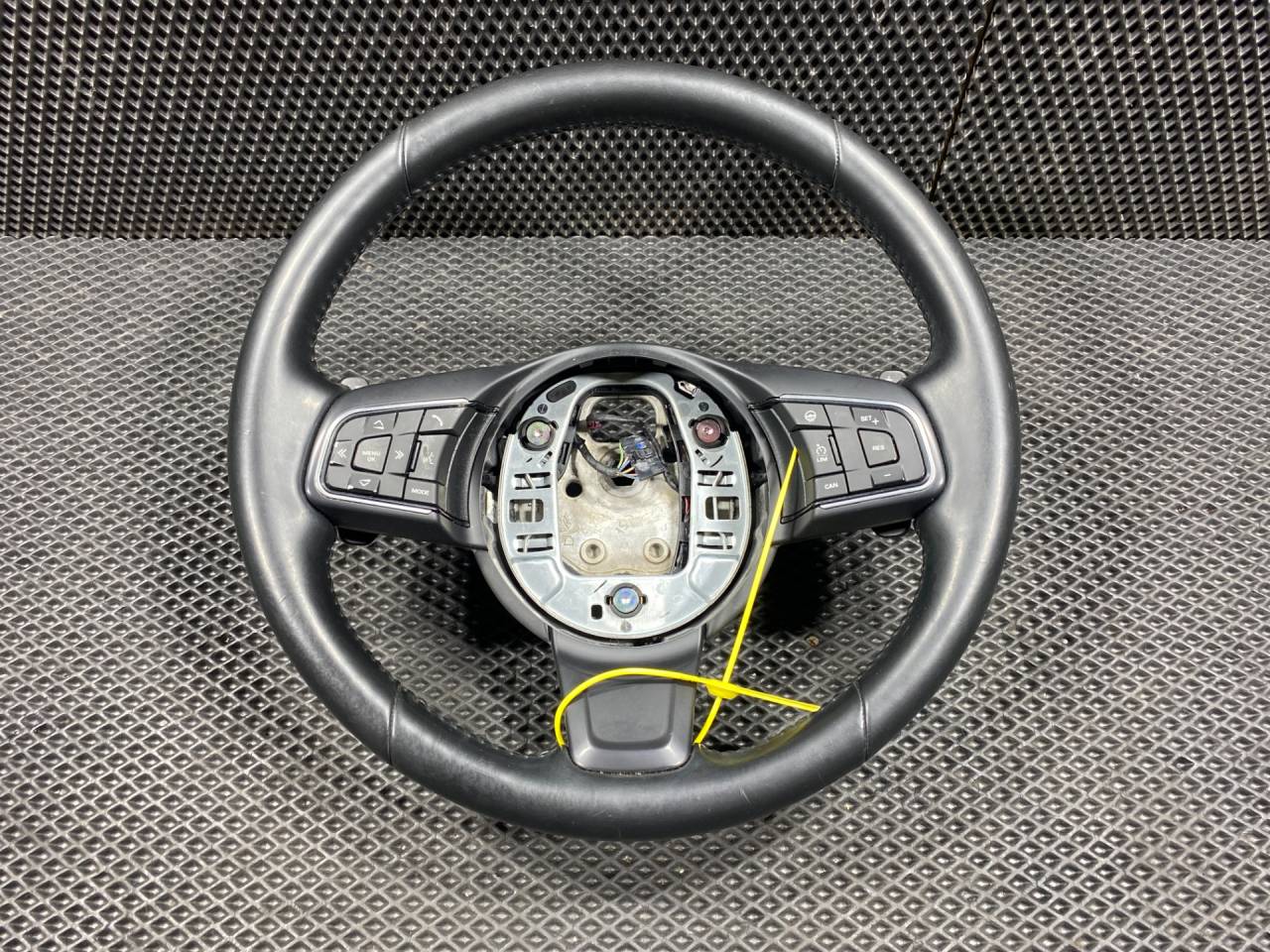 руль Jaguar F-Pace 1 поколение X761 2017, 3.0 л., бензин, АКПП, внедорожник 5 дв., GX733F563RD, T4A2553PVJ, GX733F563RD8PVJ - фото №1