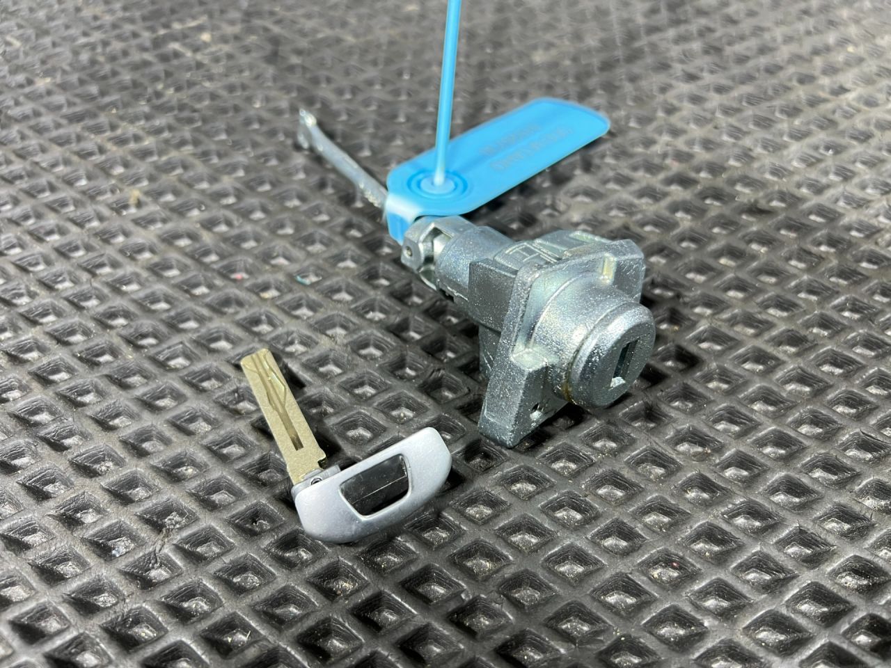 личинка дверного замка Hyundai Tucson 4 поколение 2024, 2.5 л., G4KN, бензин, АКПП, внедорожник 5 дв., 81905N9090 - фото №1