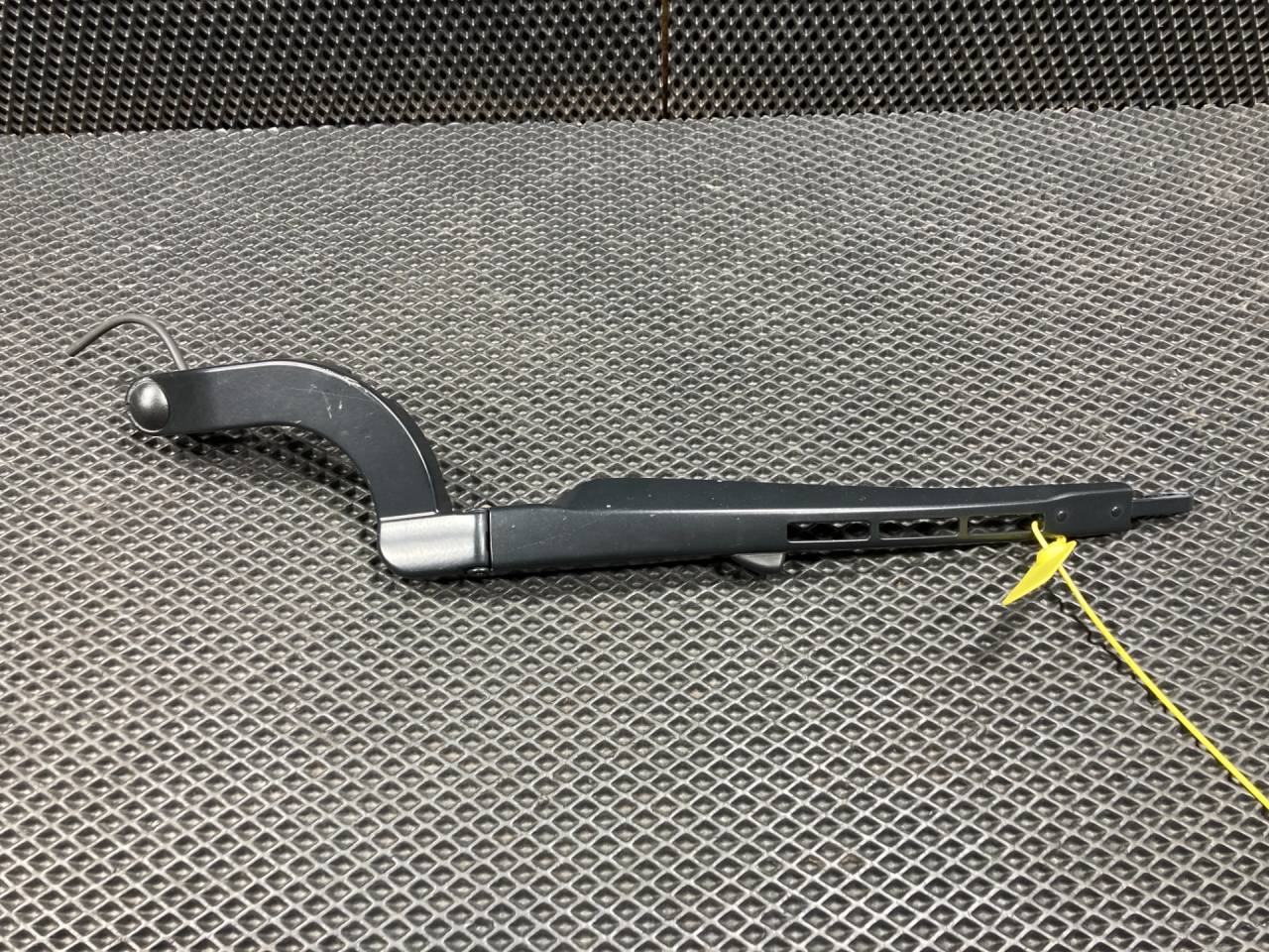 щеткодержатель (поводок стеклоочистителя, дворник) Jaguar F-Type 1 поколение X152 2016, 3.0 л., 306PS, бензин, АКПП, кабриолет, C2P1266, 6W8317C495AD - фото №1