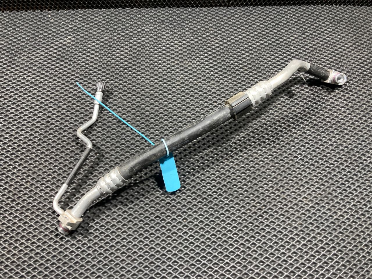 трубка кондиционера Audi A4 B9 2017, 2.0 л., CVKB, бензин, АКПП, седан, 8W1820740F - фото №1