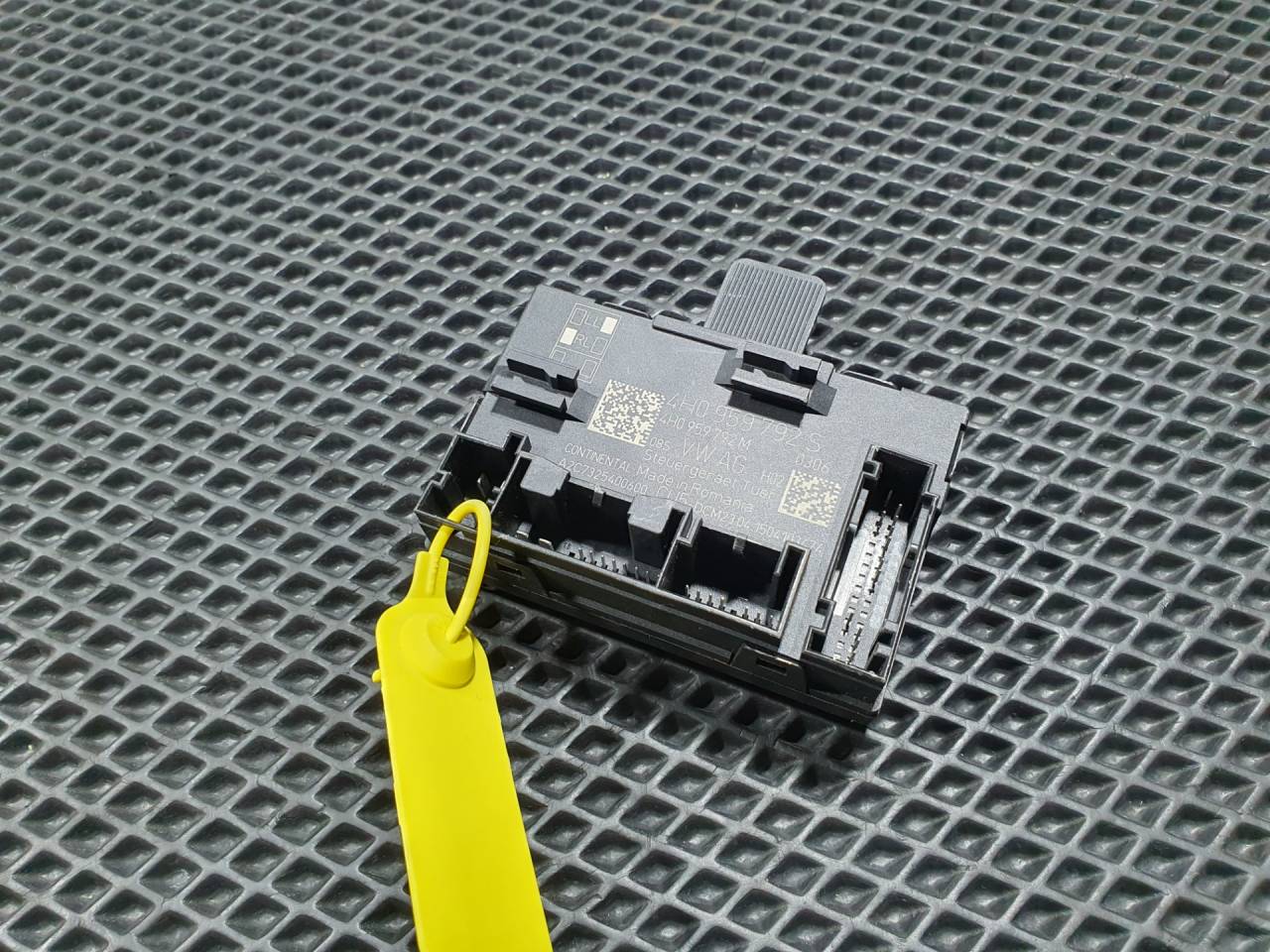 модуль управления двери Porsche Macan 1 поколение 95B 2015, 3.0 л., MCT.MA, бензин, АКПП, внедорожник 5 дв., 4H0959792S, 4H0959792M - фото №1