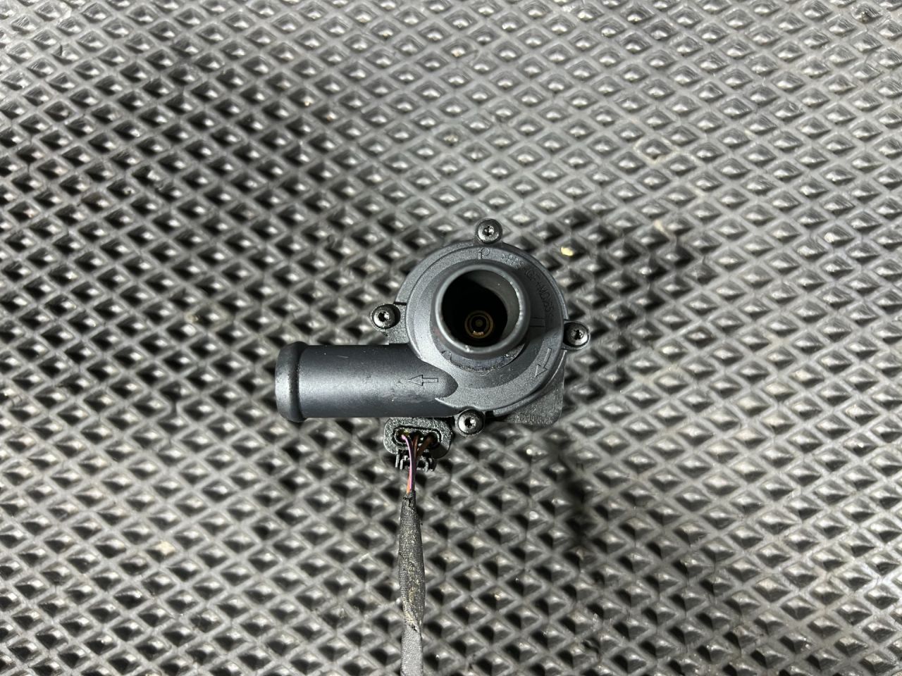 насос антифриза дополнительный Audi S8 D4 2013, 4.0 л., CGTA, бензин, АКПП, седан, 059121012A - фото №1