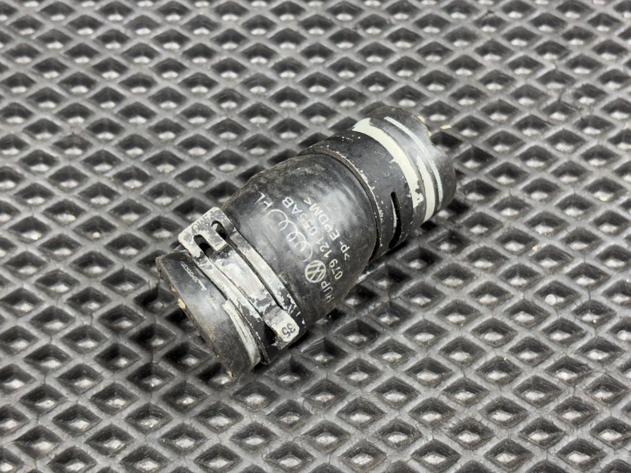 патрубок радиатора Audi A8 D4/4H 2012, 4.2 л., CDRA, бензин, АКПП, седан, 079121055AB - фото №1