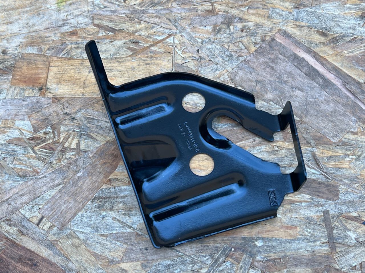 замок спинки заднего сиденья левое Ford Mustang Mach-E 1 поколение 2023, электро, внедорожник 5 дв., LJ9A-63915-BAB - фото №1