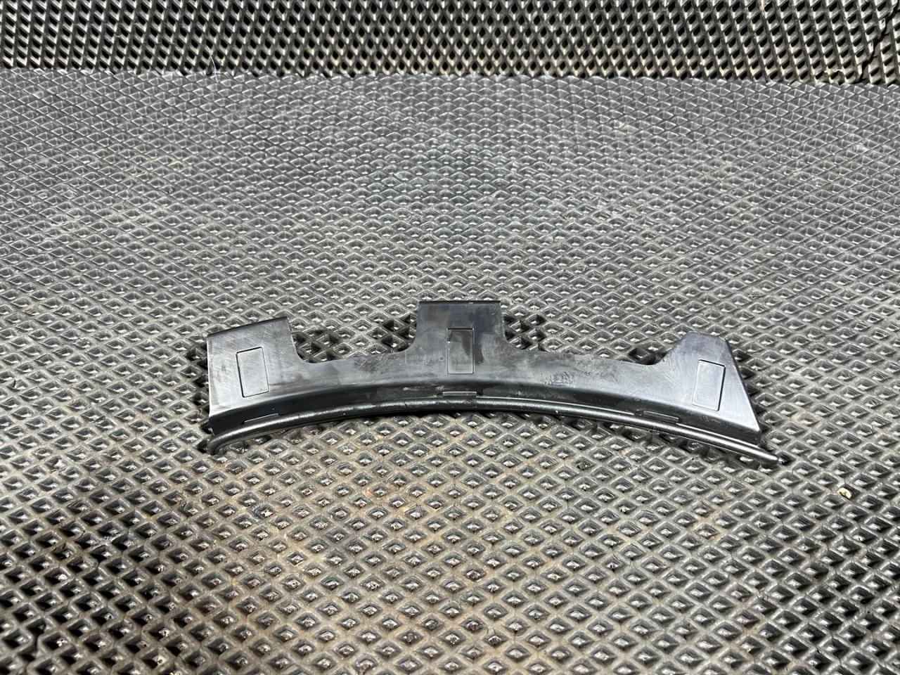 молдинг заднего бампера Porsche Macan 1 поколение 2018, 2.0 л., бензин, АКПП, внедорожник 5 дв., 95B853828A - фото №1