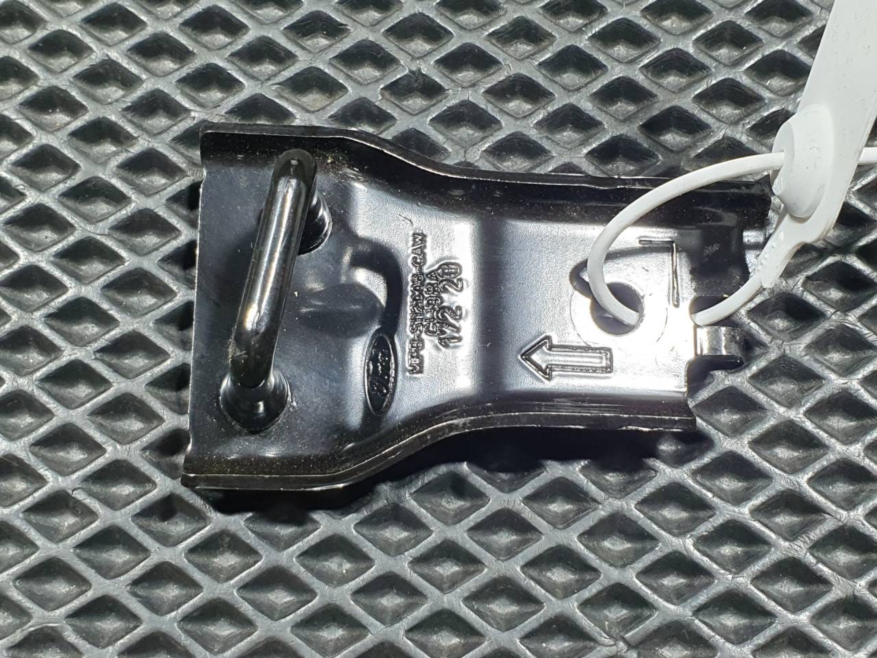 петля крышки багажника Ford Bronco Sport 1 поколение 2020, 1.5 л., бензин, АКПП, внедорожник 5 дв., M1PB-S112D08-CA - фото №1