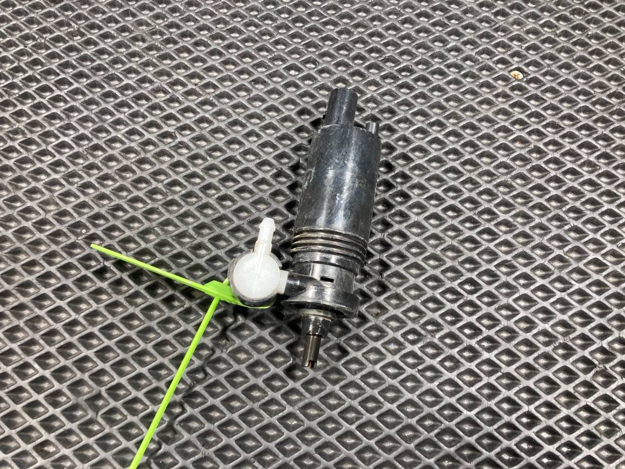 насос (моторчик) омывателя стекла Land Rover Discovery 5 поколение L462 2019, 3.0 л., 306PS, бензин, АКПП, внедорожник 5 дв., 1048413003, LR079904 - фото №1