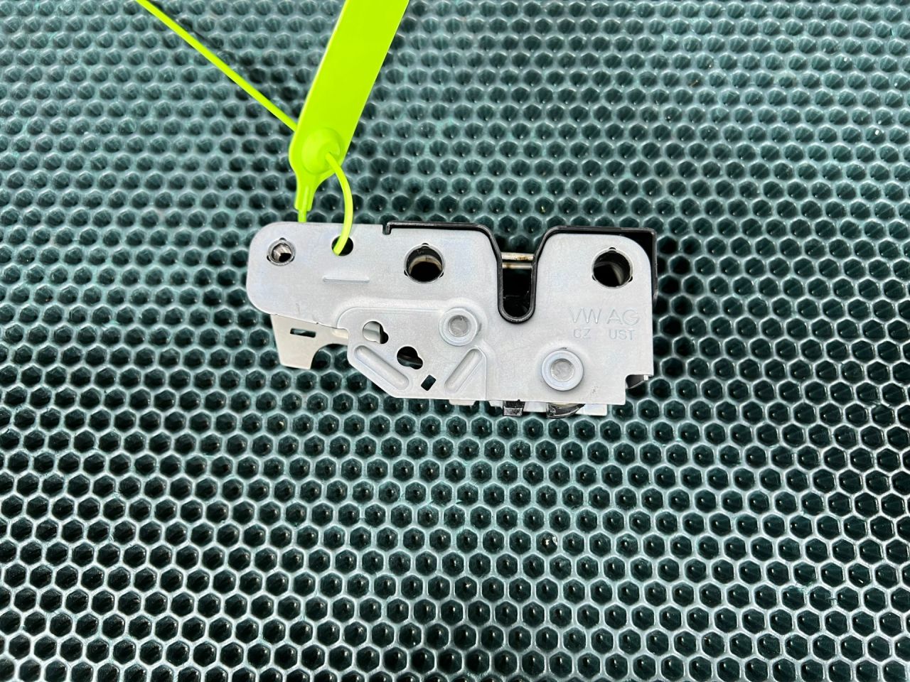 замок капота Porsche Panamera 970 2010, 4.8 л., M 48.20, бензин, АКПП, 1K1823509E, PAB823509 - фото №1